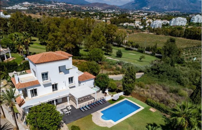 Elegant Villa Retreat - Photo 29