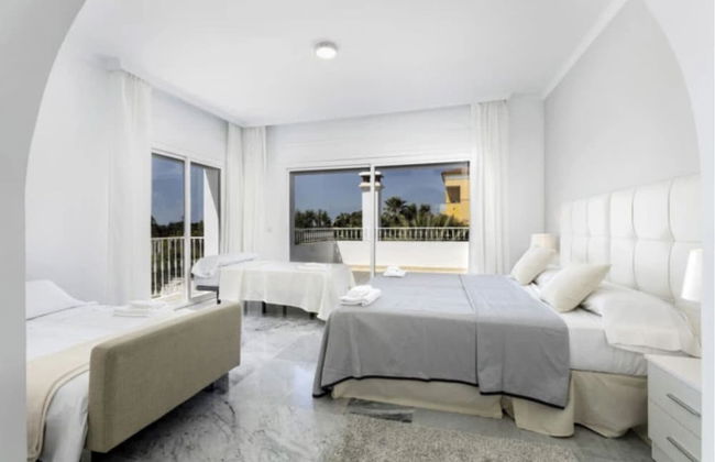 Elegant Villa Retreat - Photo 11