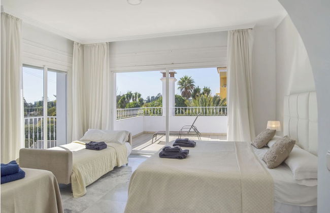 Elegant Villa Retreat - Photo 4