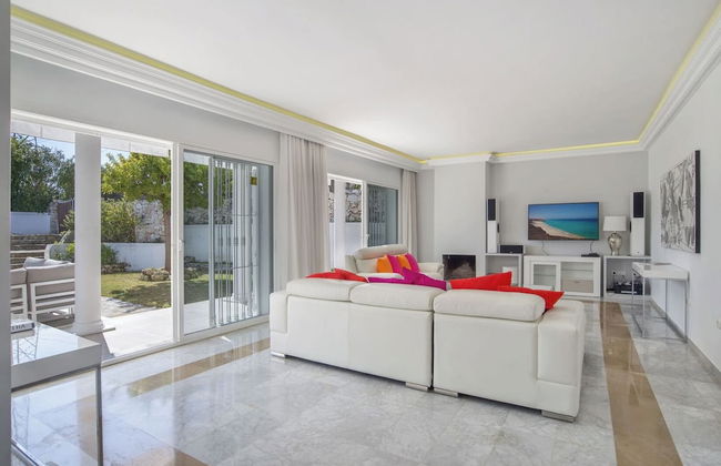 Elegant Villa Retreat - Photo 27