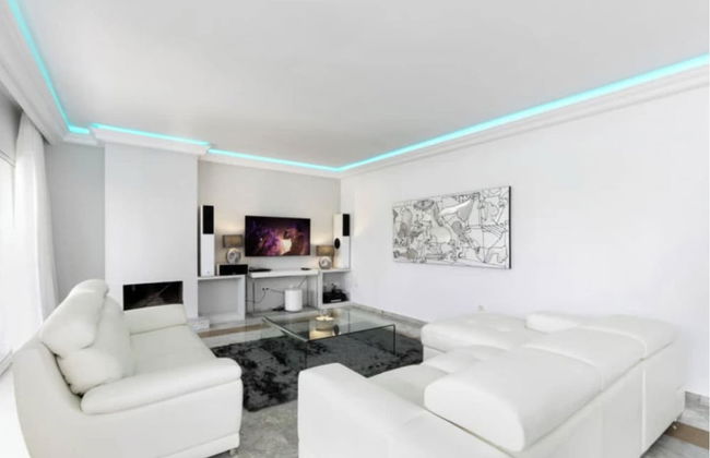 Elegant Villa Retreat - Photo 25