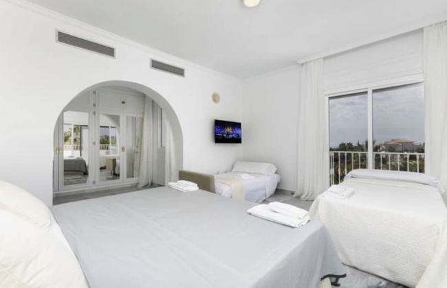 Elegant Villa Retreat - Photo 10