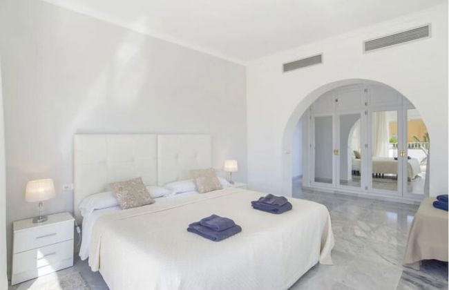 Elegant Villa Retreat - Photo 3