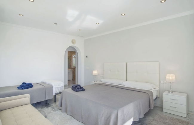 Elegant Villa Retreat - Photo 5
