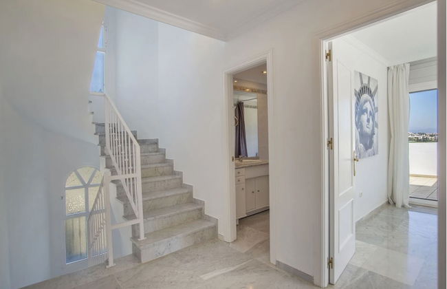 Elegant Villa Retreat - Photo 28