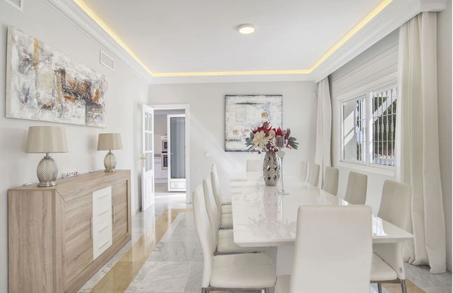 Elegant Villa Retreat - Photo 24