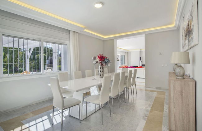 Elegant Villa Retreat - Photo 26