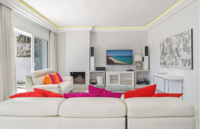 Elegant Villa Retreat - Photo 2