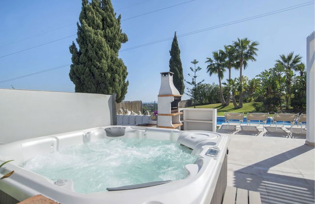 Elegant Villa Retreat - Photo 33