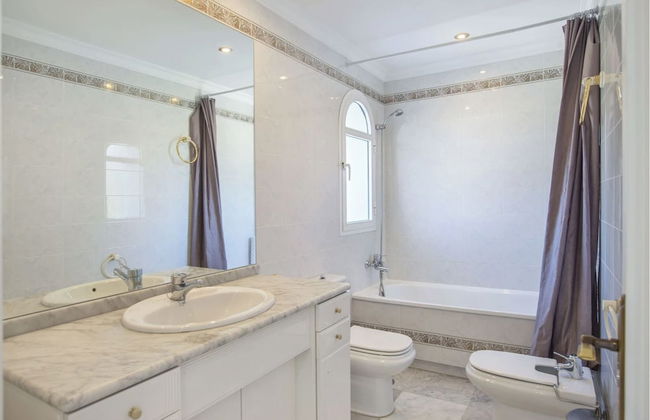 Elegant Villa Retreat - Photo 22