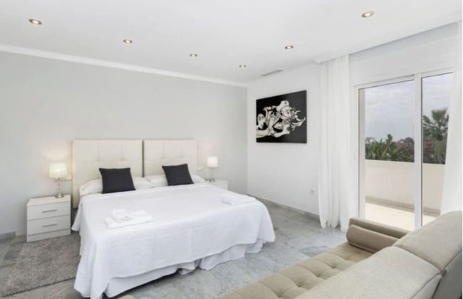 Elegant Villa Retreat - Photo 16
