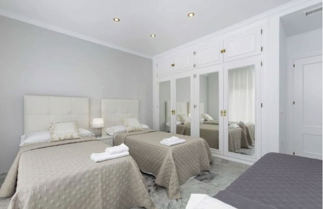 Elegant Villa Retreat - Photo 17