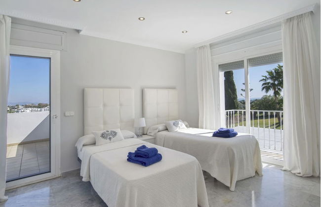Elegant Villa Retreat - Photo 9