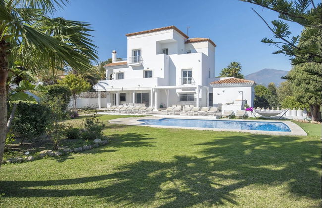 Elegant Villa Retreat - Photo 1