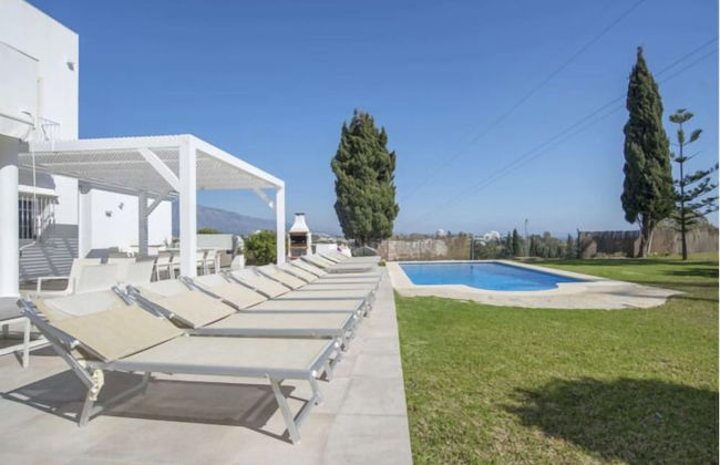 Elegant Villa Retreat - Photo 34