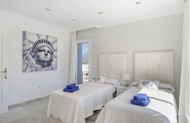 Elegant Villa Retreat - Photo 8