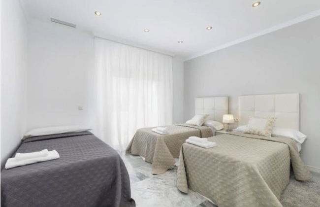 Elegant Villa Retreat - Photo 13
