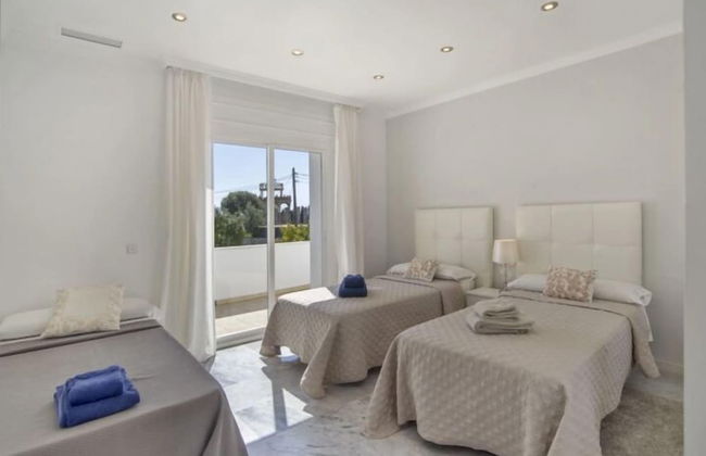 Elegant Villa Retreat - Photo 7