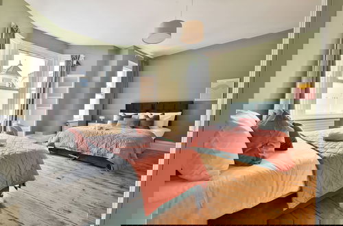 Photo 17 - 4 Bed House with Pool Table & Parking
