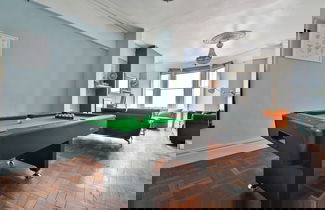Photo 1 - 4 Bed House with Pool Table & Parking