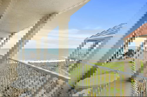 Foto 32 - Oceanview Top-floor Penthouse in Surf Club Beach Pool Access