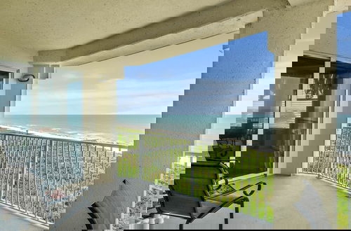 Foto 33 - Oceanview Top-floor Penthouse in Surf Club Beach Pool Access