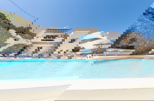 Foto 10 - Luxury Villa With Stunning Views Above Kalo Livadi