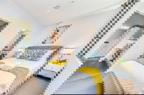 Photo 4 - StayAU Leisure 2BR Modern CBD Apt