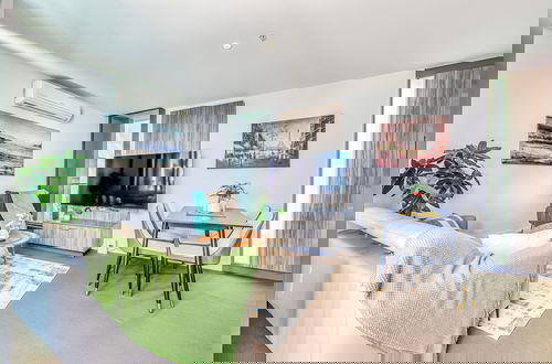 Photo 20 - StayAU Leisure 2BR Modern CBD Apt