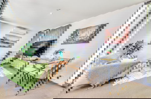 Photo 17 - StayAU Leisure 2BR Modern CBD Apt