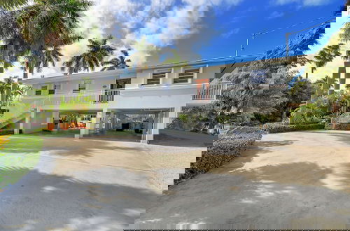 Foto 43 - Waterfront Luxury Home With Pool And Boat Dock 3 Bedroom Home by RedAwning