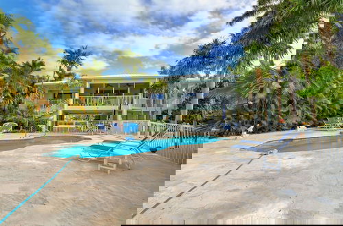 Foto 18 - Waterfront Luxury Home With Pool And Boat Dock 3 Bedroom Home by RedAwning