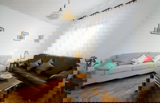 Foto 1 - Graceful Apartment With Barbecue Area