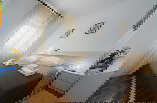 Foto 4 - Graceful Apartment With Barbecue Area