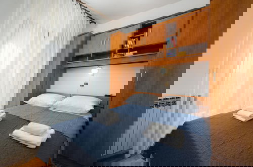 Foto 3 - Graceful Apartment With Barbecue Area