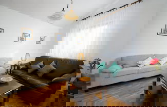 Foto 1 - Graceful Apartment With Barbecue Area