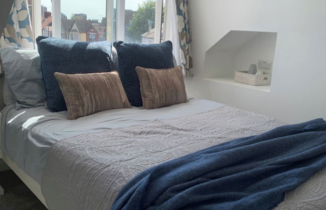 Seaside Chic Loft Apartment in Leigh-on-sea - Photo 2