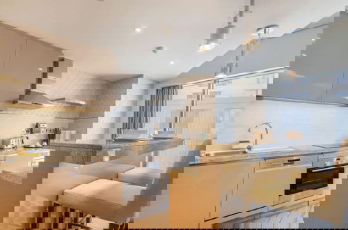 Foto 13 - Modern 1BR Near Dubai Frame With City Views