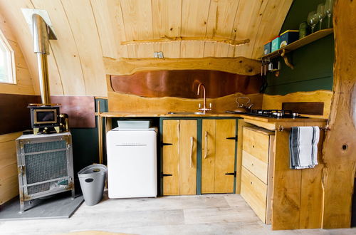 Foto 5 - Beautiful 1 bed Glamping pod in Battle