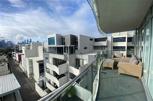Photo 18 - Stylish 2 Bedroom Apartment in Port Melbourne With City Views