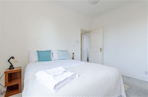 Photo 4 - Spacious 3 Bedroom Flat in Brixton