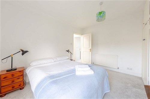 Photo 2 - Spacious 3 Bedroom Flat in Brixton