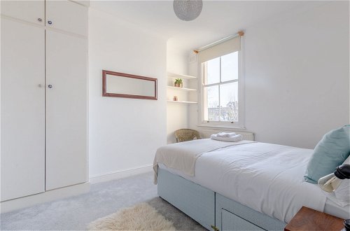 Photo 5 - Spacious 3 Bedroom Flat in Brixton