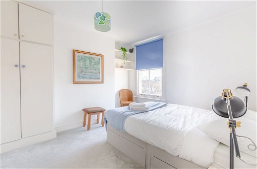 Photo 3 - Spacious 3 Bedroom Flat in Brixton
