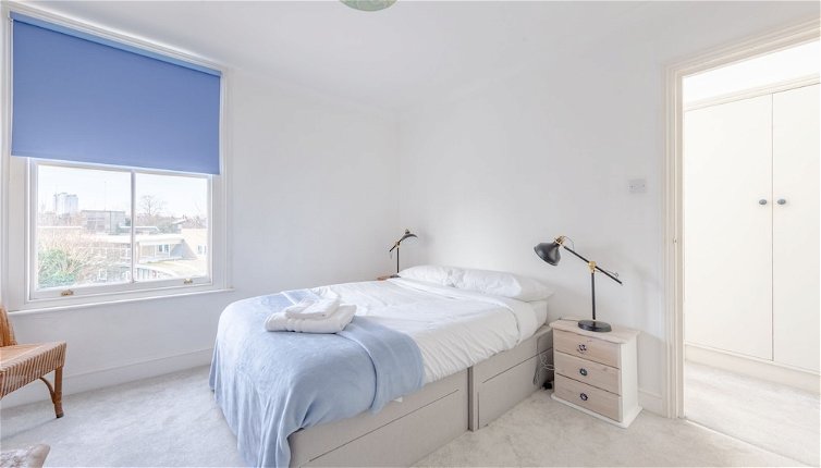 Photo 1 - Spacious 3 Bedroom Flat in Brixton
