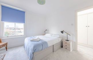Photo 1 - Spacious 3 Bedroom Flat in Brixton