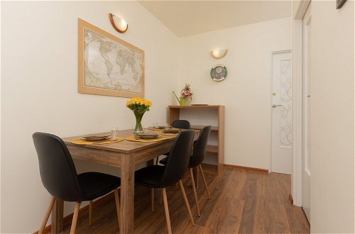 Photo 12 - Two-bedroom Apartment Warsaw by Renters