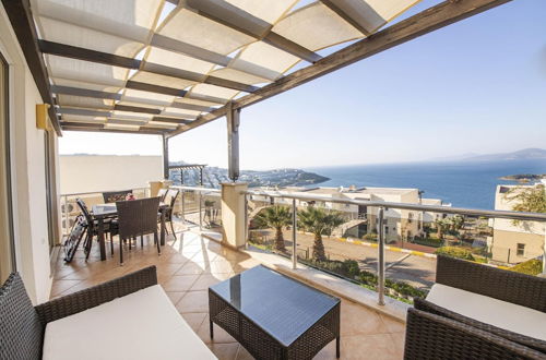 Photo 16 - Sleek Flat With Private Beach and View in Milas