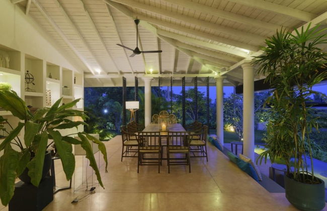 Cool and Contemporary Hilltop Villa With Ocean Views - Foto 6