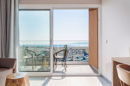 Foto 11 - Skipper Beachfront Suites